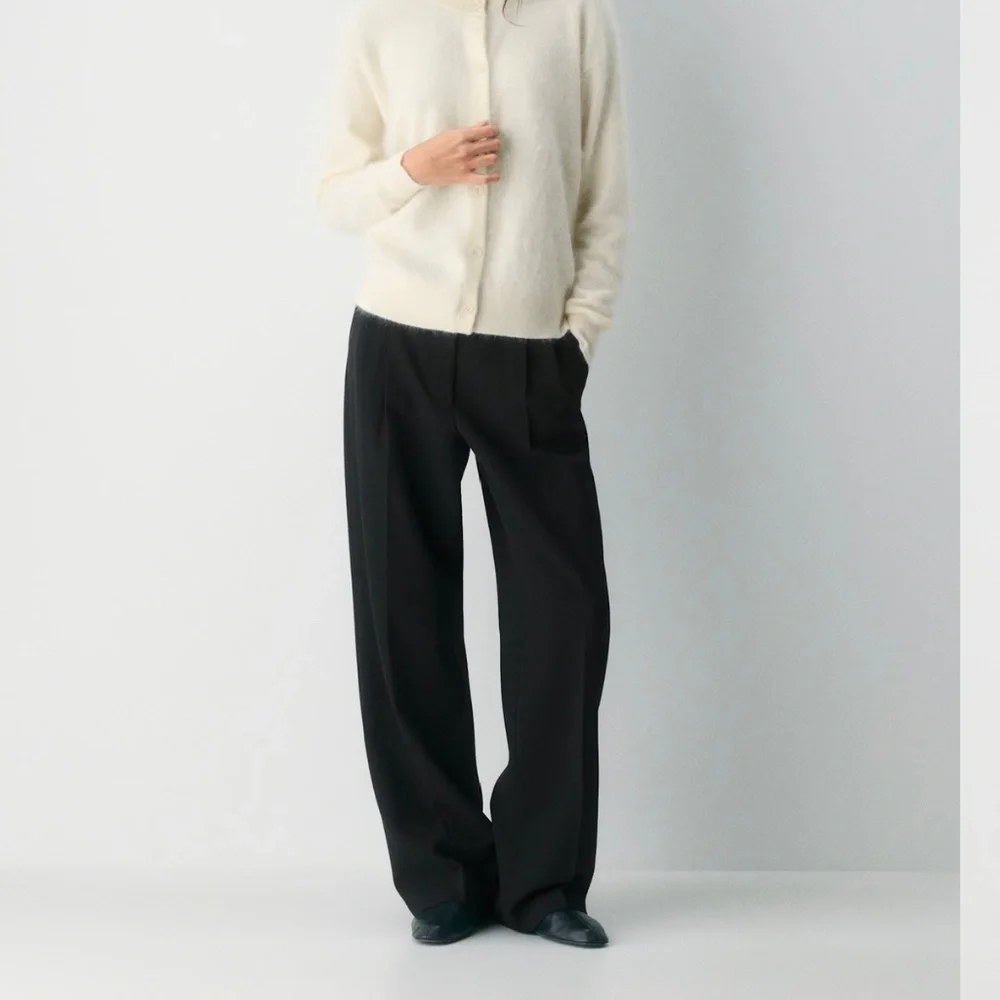 Aritzia cashmere crew - Picture 2 of 2